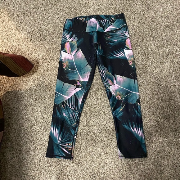 Fabletics Pants - Tropical print Fabletics crop leggings size medium